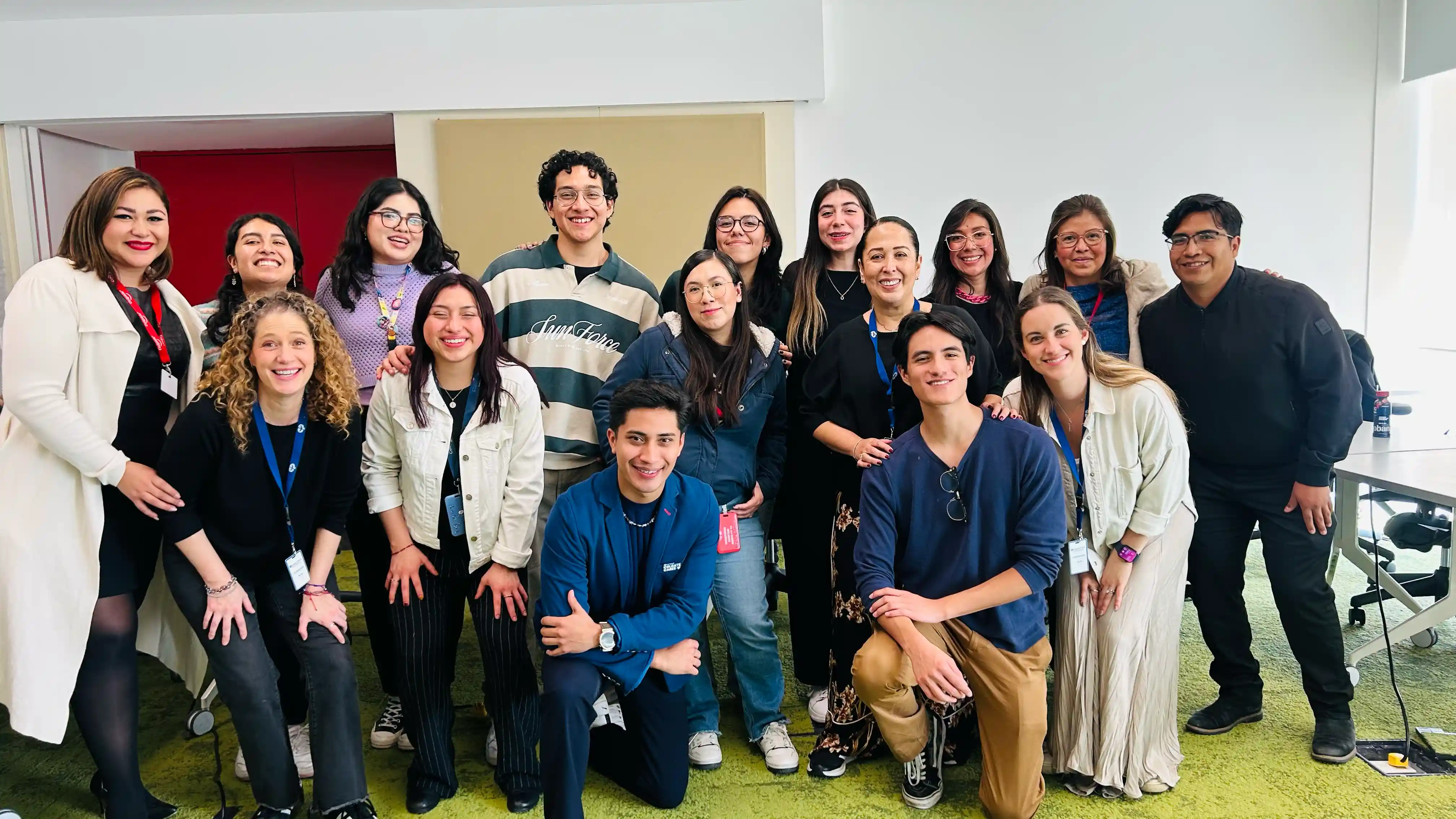 Jóvenes sonrientes