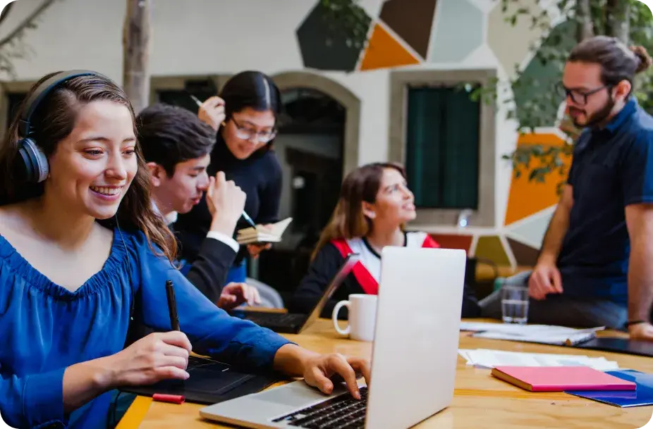 Jóvenes colaborando